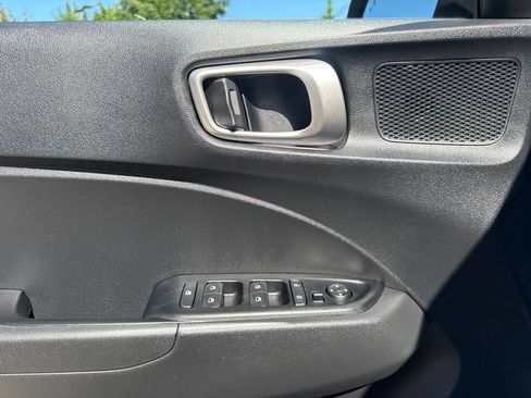 Certified 2025 Hyundai Venue SEL FWD image 12