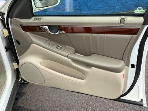 Used 2005 Cadillac De Ville w/ Limited Edition Package FWD image 24