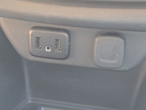 Used 2023 Chevrolet Traverse LT FWD image 7