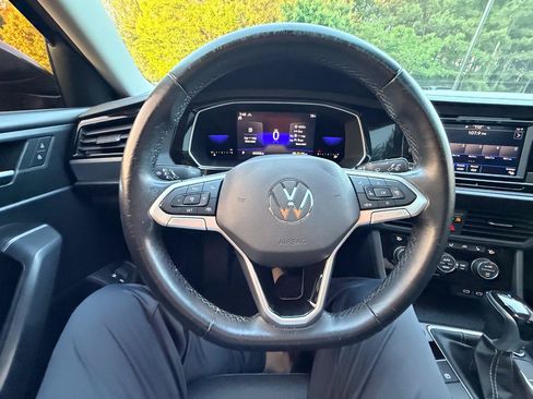Used 2022 Volkswagen Jetta SE w/ Panoramic Sunroof Package FWD image 16