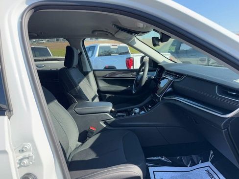 Used 2023 Jeep Grand Cherokee Laredo image 16