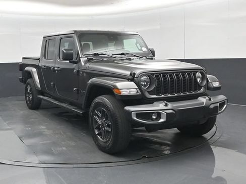 Used 2024 Jeep Gladiator Sport AWD/4WD image 1