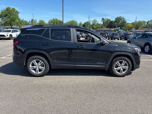 Used 2023 GMC Terrain SLE w/ Driver Convenience Package FWD image 5