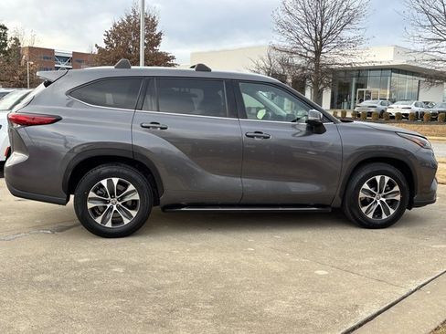Used 2021 Toyota Highlander XLE image 2