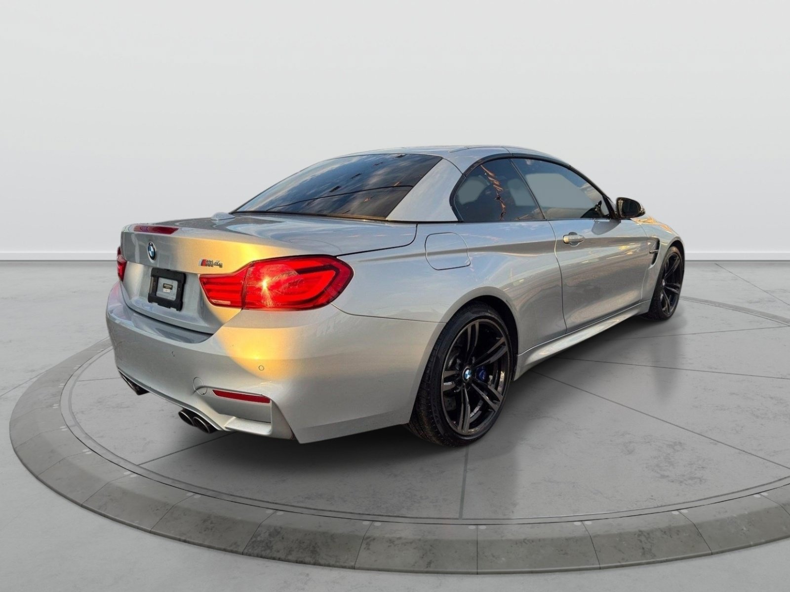 Used 2018 BMW M4 Convertible RWD image 6