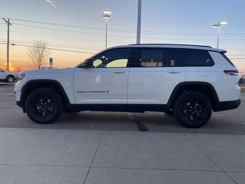 Used 2024 Jeep Grand Cherokee L Laredo AWD/4WD image 8