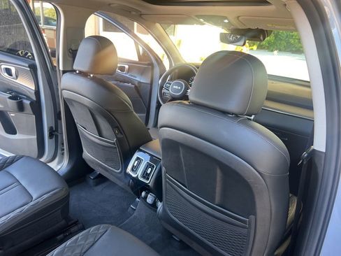 Certified 2023 Kia Sorento SX image 17
