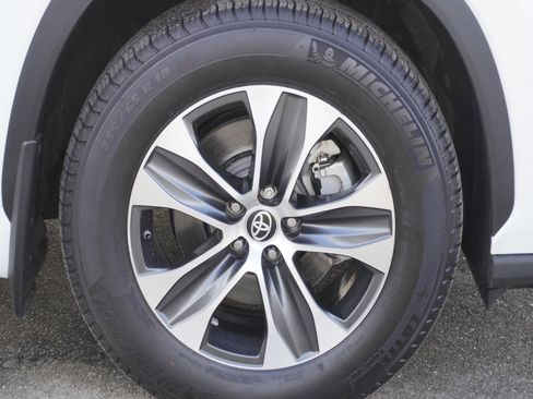 Used 2022 Toyota Highlander XLE image 5