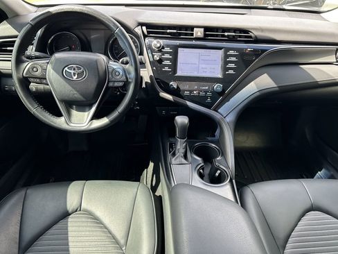 Used 2019 Toyota Camry image 12