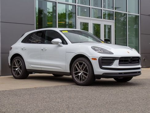 Used 2025 Porsche Macan AWD/4WD image 3