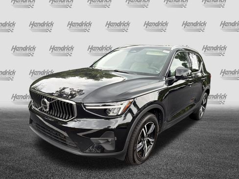 Certified 2023 Volvo XC40 B5 Plus AWD/4WD image 5