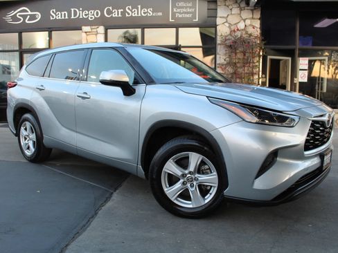 Used 2021 Toyota Highlander L FWD image 7