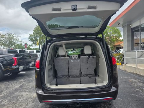 Used 2017 Chrysler Pacifica Touring-L FWD image 7