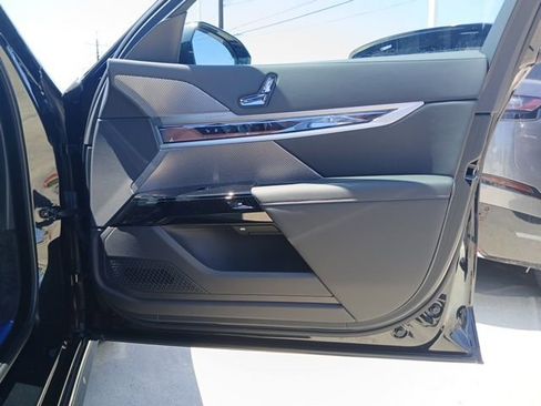 New 2025 BMW 740i w/ Executive Package image 17