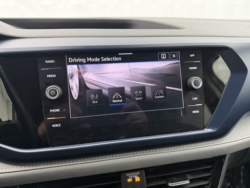 Used 2023 Volkswagen Taos SE w/ Black Wheel Package image 25