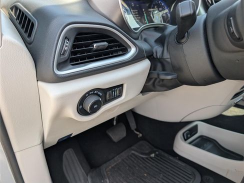 Used 2024 Chrysler Pacifica Touring-L FWD image 22
