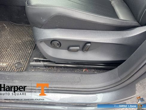Used 2024 Volkswagen Tiguan SE w/ Panoramic Sunroof Package FWD image 18