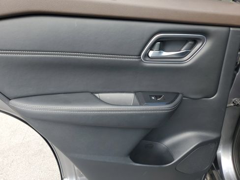 Used 2021 Nissan Rogue SV w/ Premium Package image 27