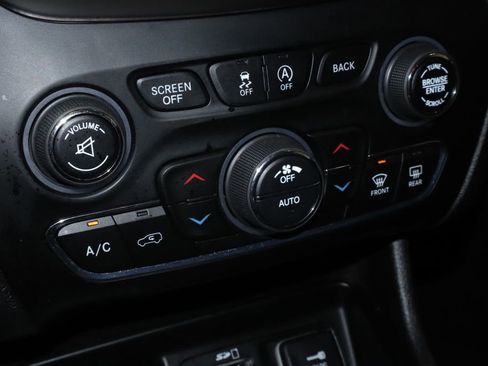 Used 2017 Jeep Cherokee Latitude w/ Comfort/Convenience Group AWD/4WD image 30