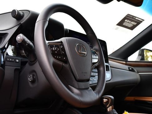 Certified 2025 Lexus ES 300h w/ Premium Package image 12