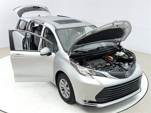 Used 2022 Toyota Sienna XLE image 21