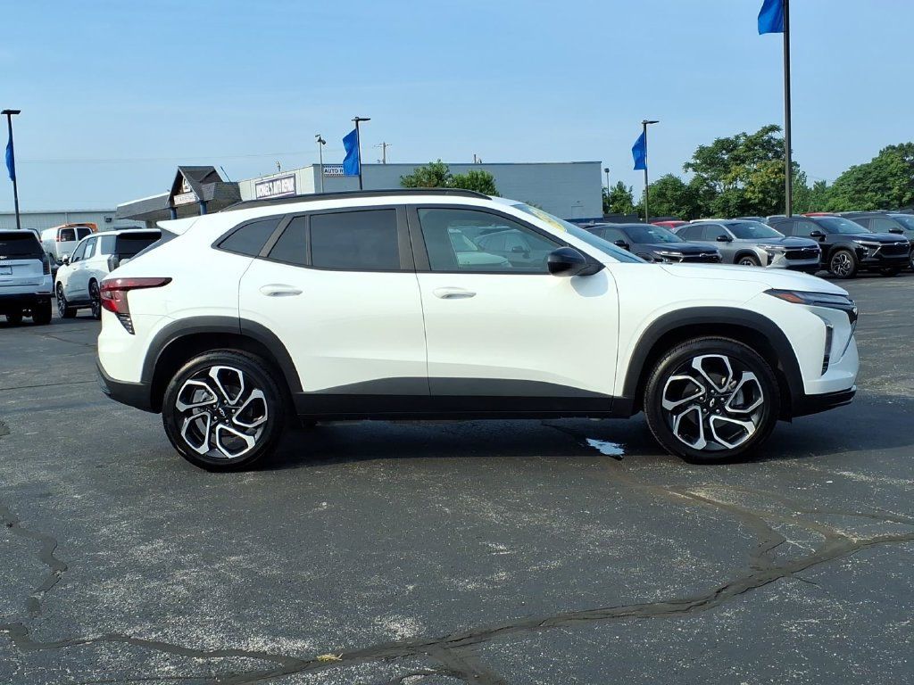 Used 2025 Chevrolet Trax RS w/ Driver Confidence Package FWD image 15