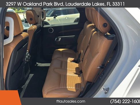 Used 2017 Land Rover Discovery HSE AWD/4WD image 23