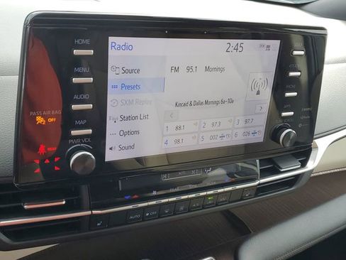 Used 2024 Toyota Sienna LE FWD image 26