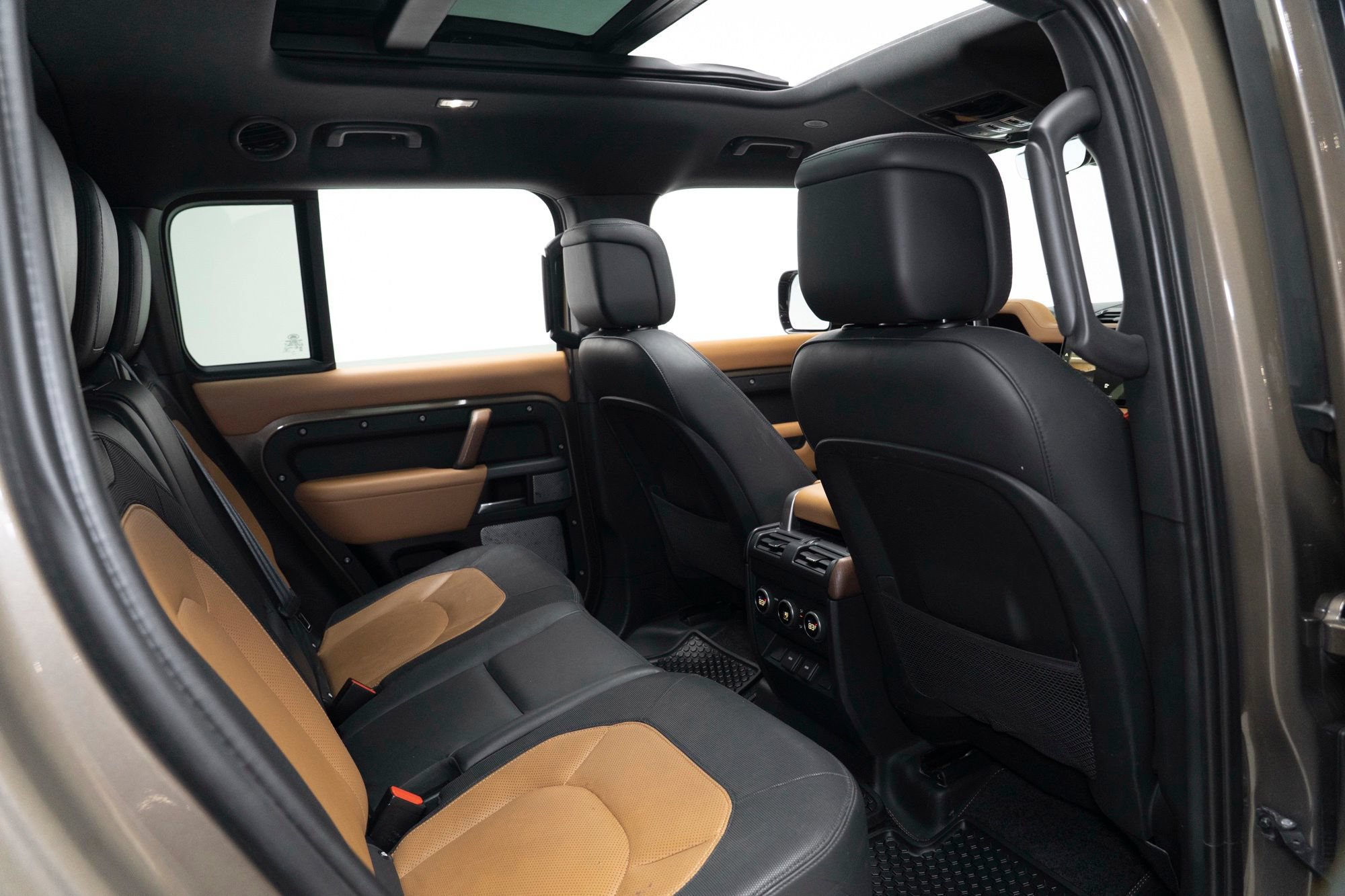 Used 2023 Land Rover Defender 130 X-Dynamic SE AWD/4WD image 71