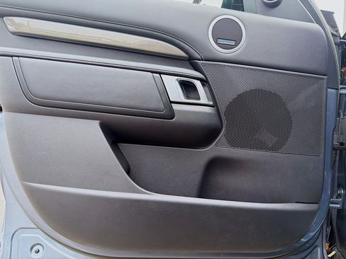 Used 2023 Land Rover Discovery Metropolitan Edition image 23