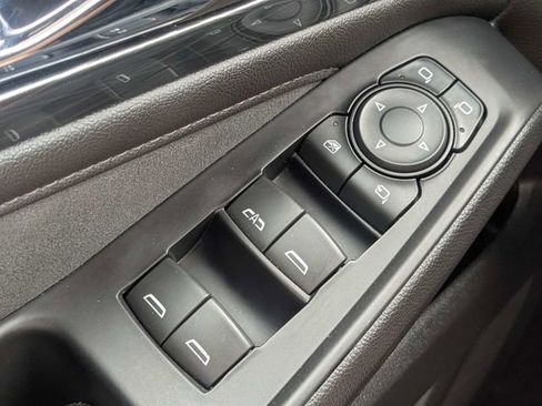 Used 2022 Chevrolet Traverse High Country FWD image 25