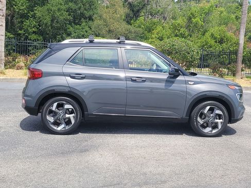 Used 2023 Hyundai Venue Limited FWD image 8