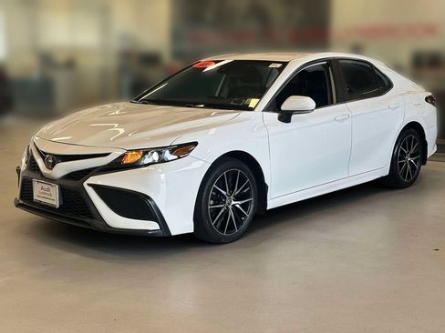 Used 2022 Toyota Camry SE FWD image 3