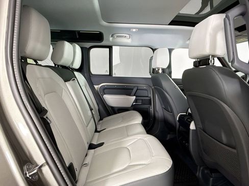 Used 2025 Land Rover Defender 110 X-Dynamic SE image 15