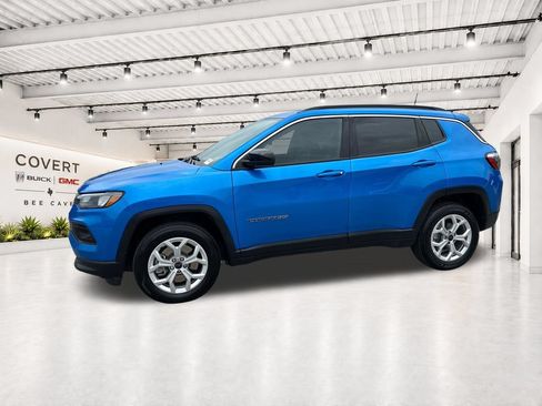 Used 2025 Jeep Compass Latitude w/ Convenience Group AWD/4WD image 5