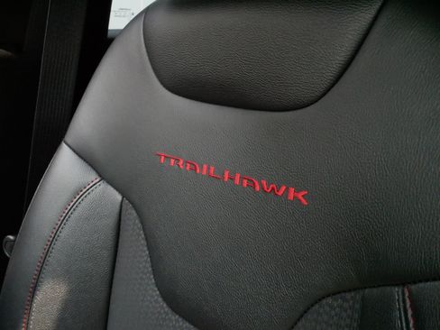 Used 2025 Jeep Compass Trailhawk AWD/4WD image 31