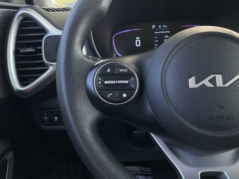 Used 2025 Kia Soul LX w/ LX Technology Package FWD image 22