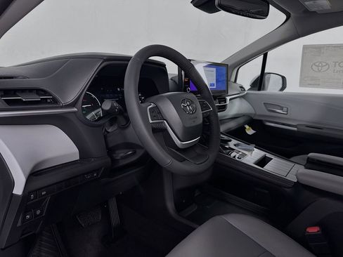 New 2026 Toyota Sienna XLE image 13