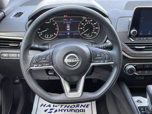 Used 2025 Nissan Altima 2.5 SV FWD image 12