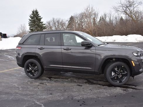 New 2025 Jeep Grand Cherokee Altitude AWD/4WD image 3