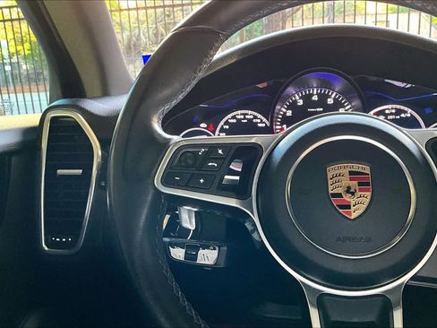 Used 2020 Porsche Cayenne S image 23