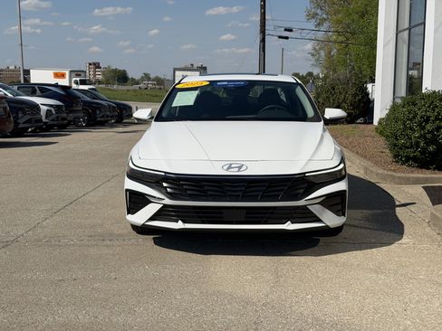 Certified 2025 Hyundai Elantra SEL FWD image 12
