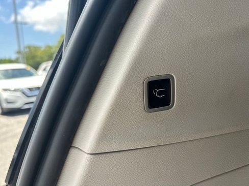 Used 2024 Chrysler Pacifica Touring-L FWD image 20