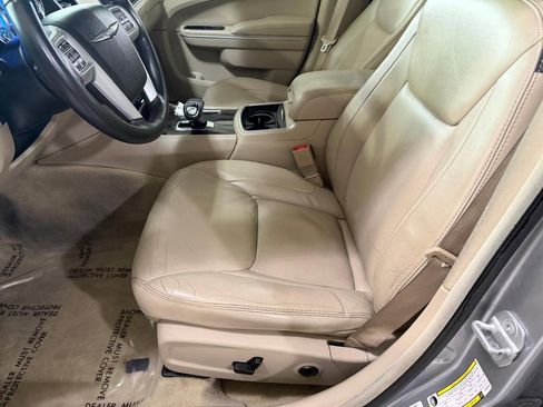 Used 2013 Chrysler 300 AWD w/ Driver Convenience Group image 17