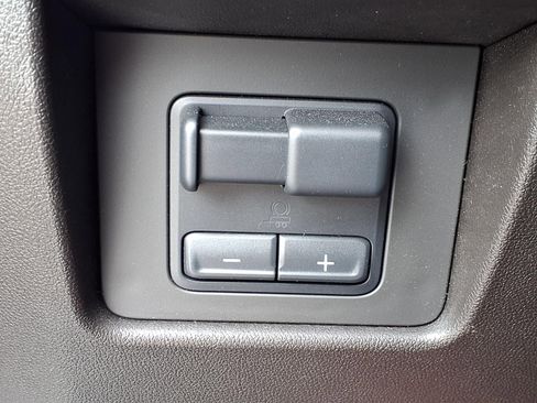 Used 2024 Chevrolet Colorado LT RWD image 8