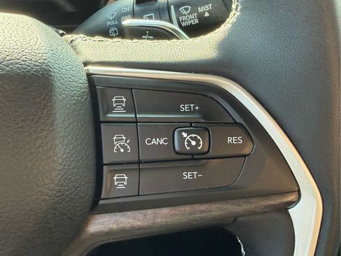 Used 2023 Jeep Grand Cherokee L Limited AWD/4WD image 19