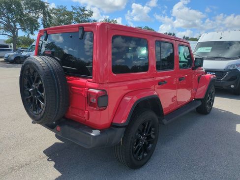 Used 2025 Jeep Wrangler Unlimited Sahara AWD/4WD image 6