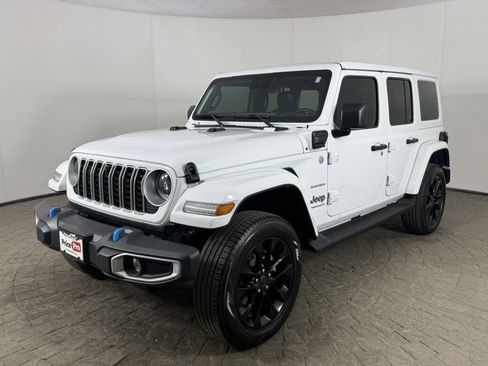 Used 2024 Jeep Wrangler Unlimited Sahara w/ Technology Group AWD/4WD image 3