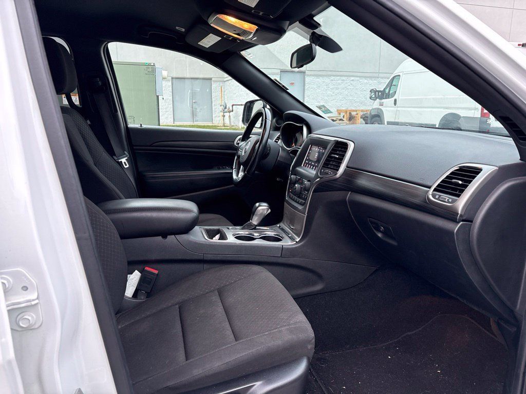 Used 2021 Jeep Grand Cherokee Laredo AWD/4WD image 21