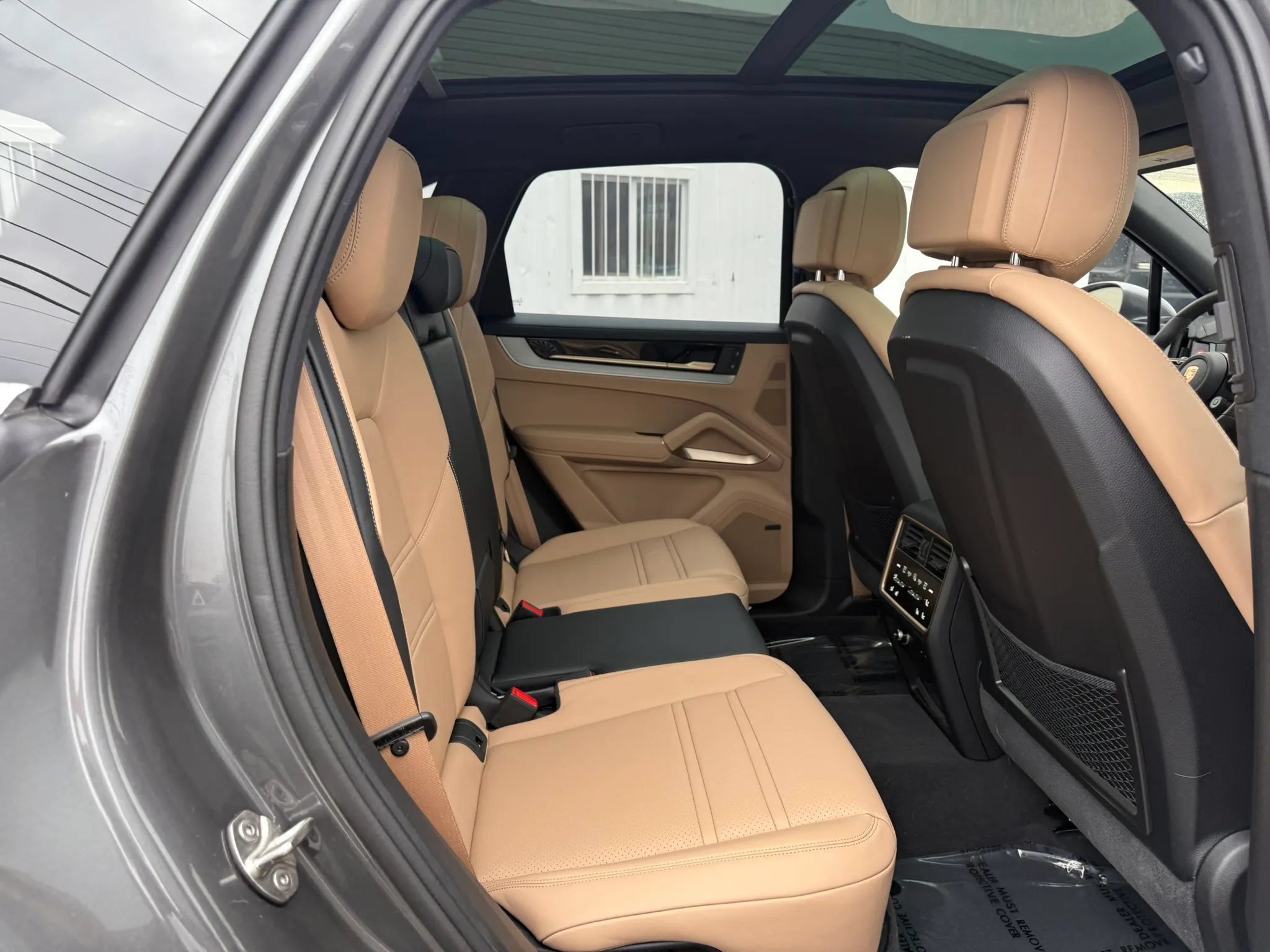 Used 2025 Porsche Cayenne E-Hybrid w/ Premium Package Plus AWD/4WD image 32